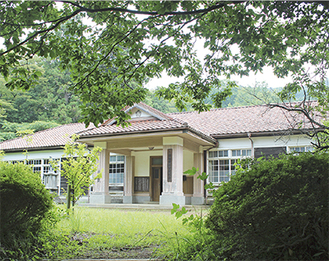 ３０年前に移築された福沢小学校旧校舎＝丸太の森
