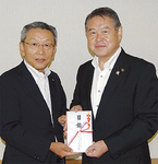 目録を渡す椎野理事長（左）と加藤市長
