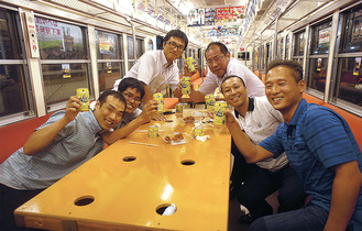 電車内が居酒屋に様変わり（昨夏の駿豆線での開催時）＝伊豆箱根鉄道提供