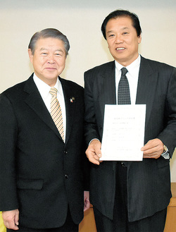 認定書を手にする鈴木栄一社長（右）と加藤修平市長