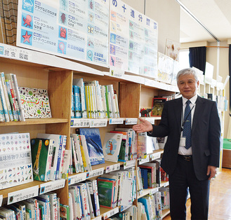 福沢小の図書館を紹介する水野校長