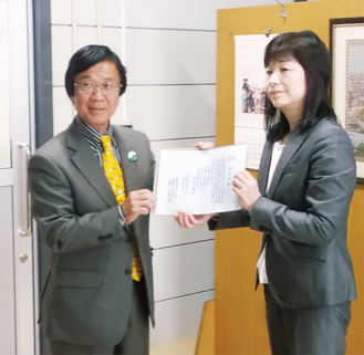 古屋理事長（左）が平塚盲学校に訪れた