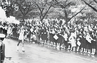 お堀端通りを通過する1964年の聖火リレー提供：小田原市デジタルアーカイブ