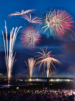 夜空を彩る花火（過去）写真提供：小田原市観光協会