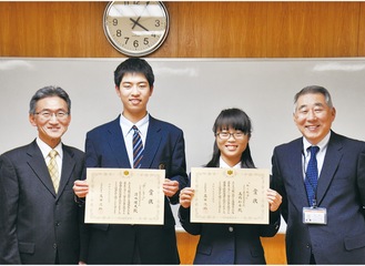 表彰状を掲げる清水さん（左から２人目）と高橋さん（3人目）