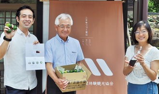 キットを手にＰＲする（写真左から）佐藤健さん、夏苅会長、鈴木さん