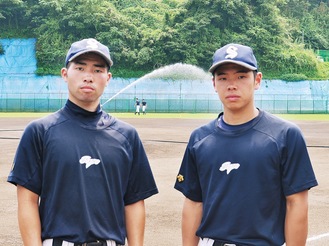 最後まで力を合わせる鈴木選手（左）と加藤選手