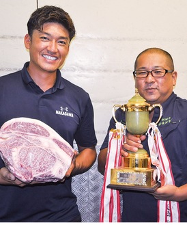 長崎代表（右）と受賞牛の肉を持つ中川専務