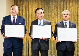 （左から）守屋市長、黒岩知事、吉川理事長