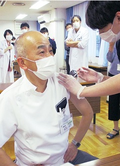 ワクチンを接種する牧田病院長