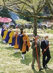 関係者の先導で護摩堂跡に移動する僧侶ら