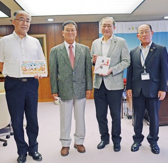 （左から）中島校長、菊地さん、守屋市長、市教育長