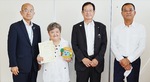 表彰式で（左から）本山町長、亀井さん、湯川町長、鈴木さん