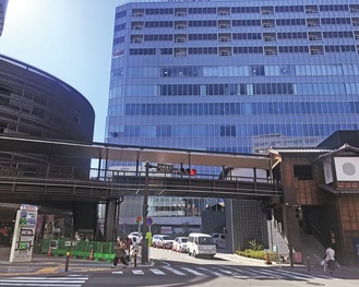 UMECOの東口駐車場（左）とミナカ小田原の木造棟をつなぐ