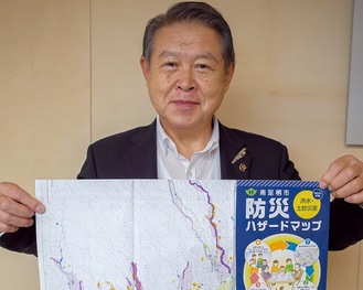 更新されたマップを持つ加藤修平市長