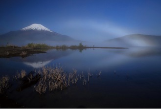 「 湖霧が晴れて」（白虹）山中湖で撮影