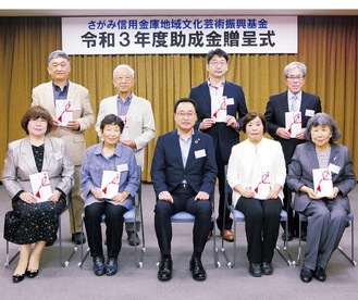 遠藤理事長（前列中央）と８団体の出席者