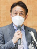 第三者委の記者発表後に開かれた会見での松本町長（４月28日撮影）