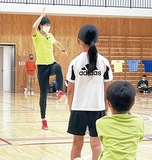 腕の振り方を教える長谷川選手