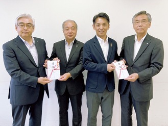 目録を手渡す遠藤会長(左から２人目)ら