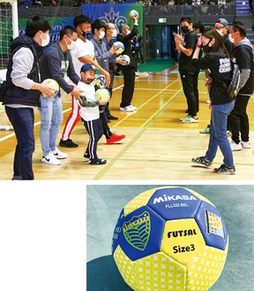 10月にホーム戦で行われた贈呈式（提供・湘南ベルマーレフットサルクラブ）とプレゼントボール