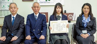 （写真左から）礒副署長、志村会長、中戸川さん、岩本明子山北高校校長