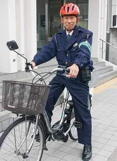ヘルメット着用を呼び掛ける松田警察署交通課の警察官