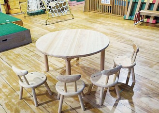 向原保育園に設置した木製のテーブルとイス