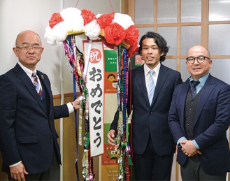 開所式の様子（左から本山町長、松下代表理事、日本財団の金子知史チームリーダー）
