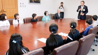 児童と話す加藤市長（右）