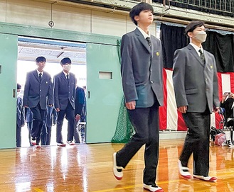 新しい制服を着て入学式に臨む生徒ら