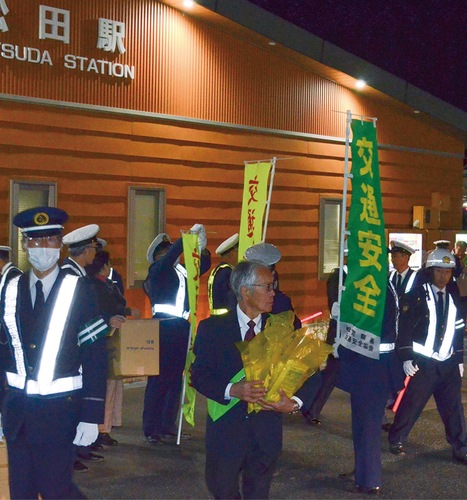 啓発運動に出発する参加者ら