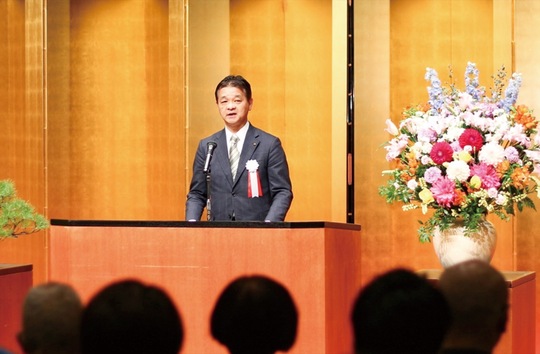 挨拶する山神町長