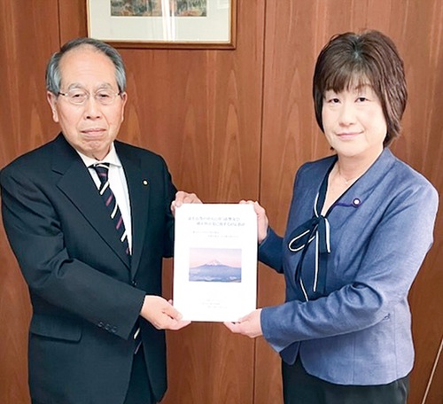 伊藤議長に冊子を手渡す近藤副会長（左）