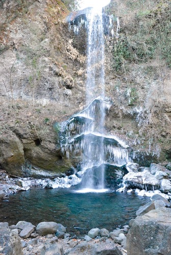 岩肌に氷柱をつくった夕日の滝