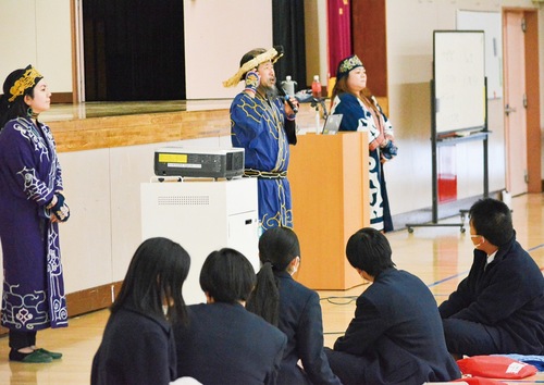 生徒たちの質問に答える講師陣