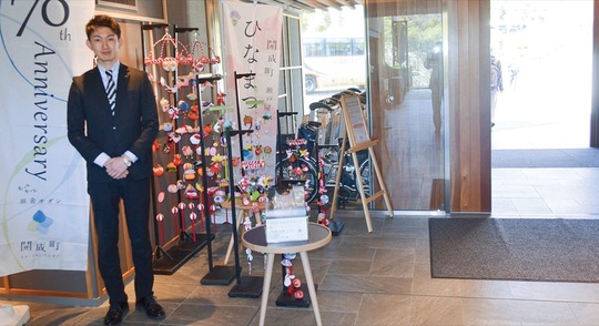 展示予定のつるし雛の一部を紹介する神野マネージャー