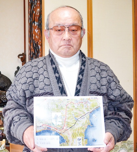 著書を紹介する草門さん