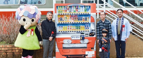 ロンちゃん横に設置された自販機と山神町長(右)ら