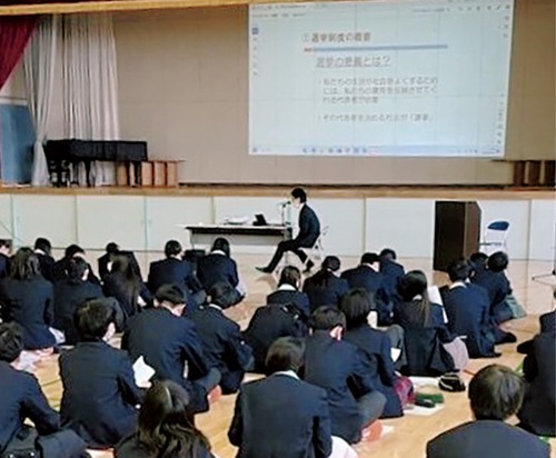 真剣に話を聞く生徒