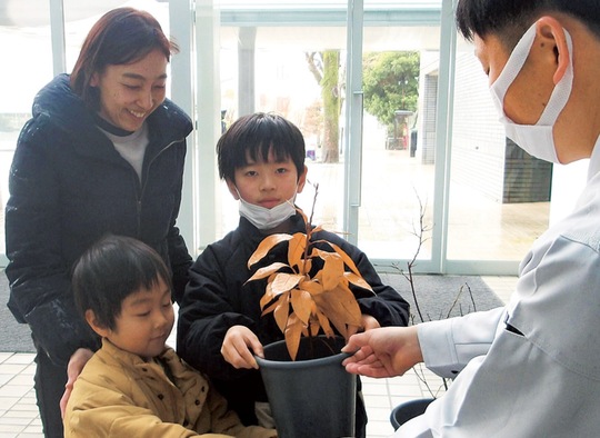 苗木を持参する参加者