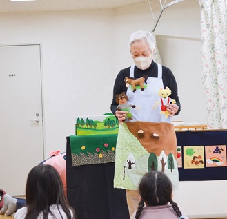 エプロンシアターを見せる岸代表