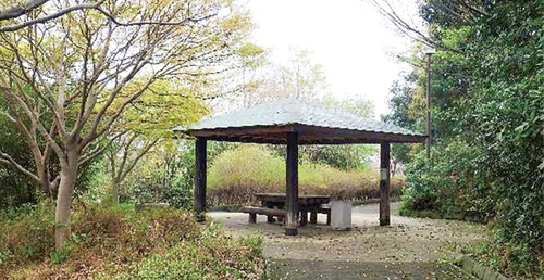 銅板盗難に遭ったあずまや