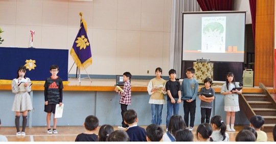 学習成果を発表する６年生