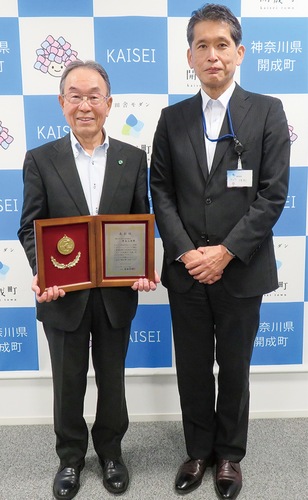 表敬訪問した井上会長（左）