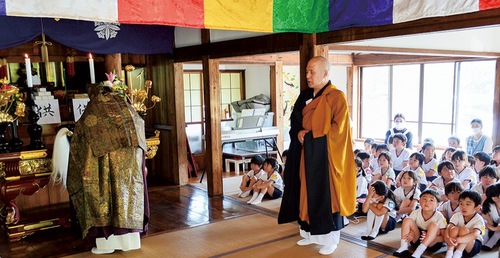 三格庵の一つ摂取庵で行われた法要供養