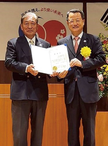 金総領事（右）から感謝状が贈られた大野会長