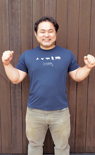 にっこりと決意を話す山崎さん