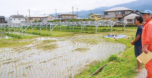 説明する小山田代表(右)＝６月13日