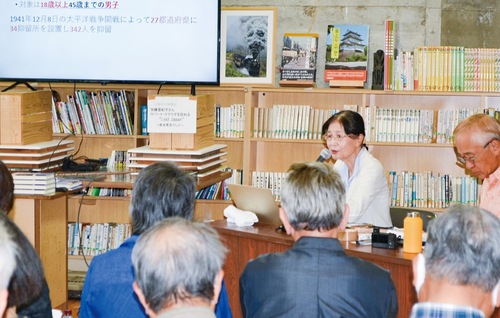 講演をする小宮さん(左)と出羽さん